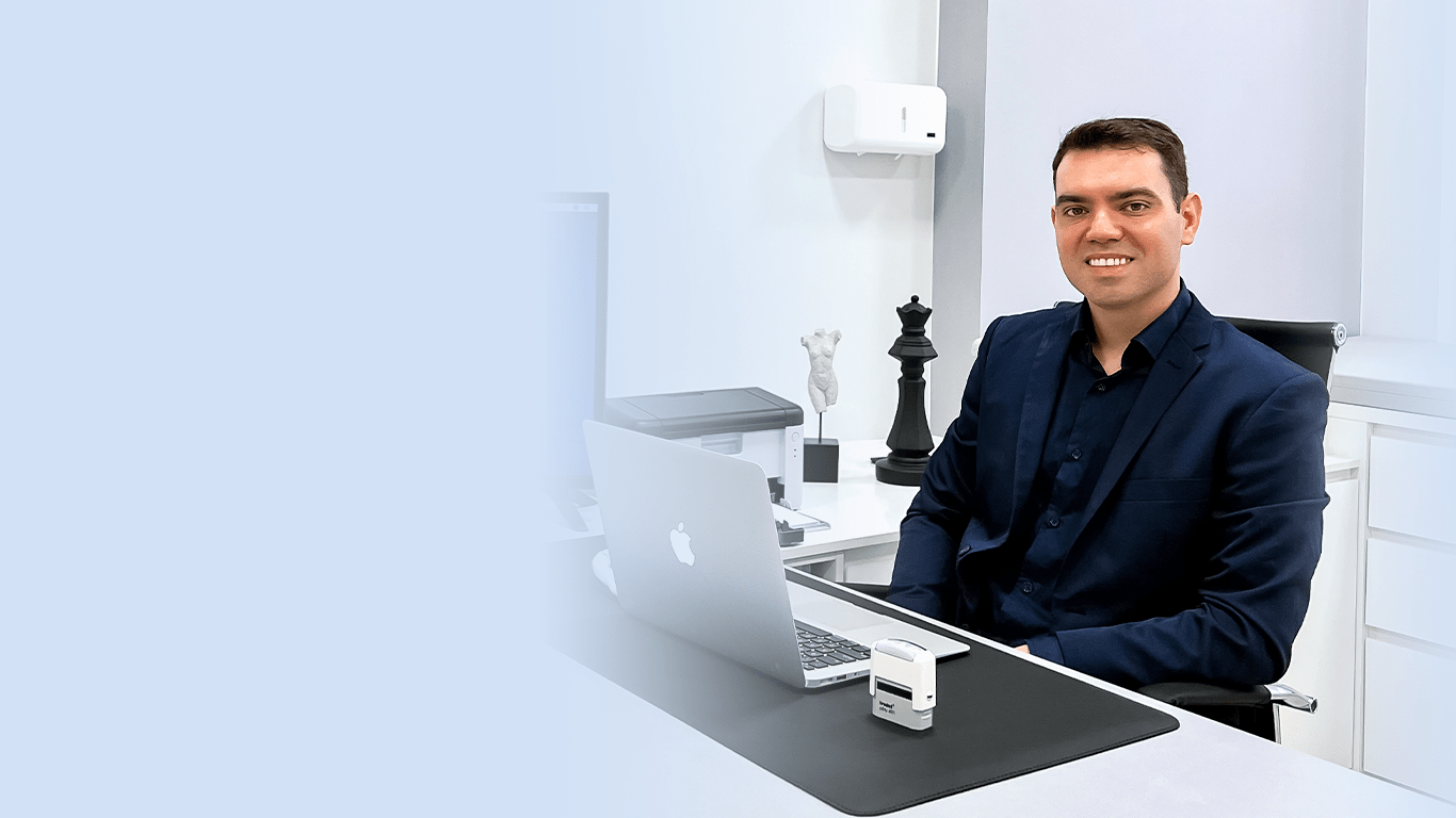 Dr. Lucas Lopes em seu consultório